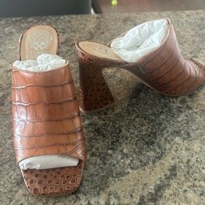 NWOB Vincé Camuto Redlands Leather Block Heel Shoe.  So stylish.  Size 8.5